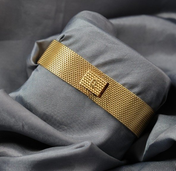 Piaget ladies 18k yellow gold bracelet clasp with diamond set watch