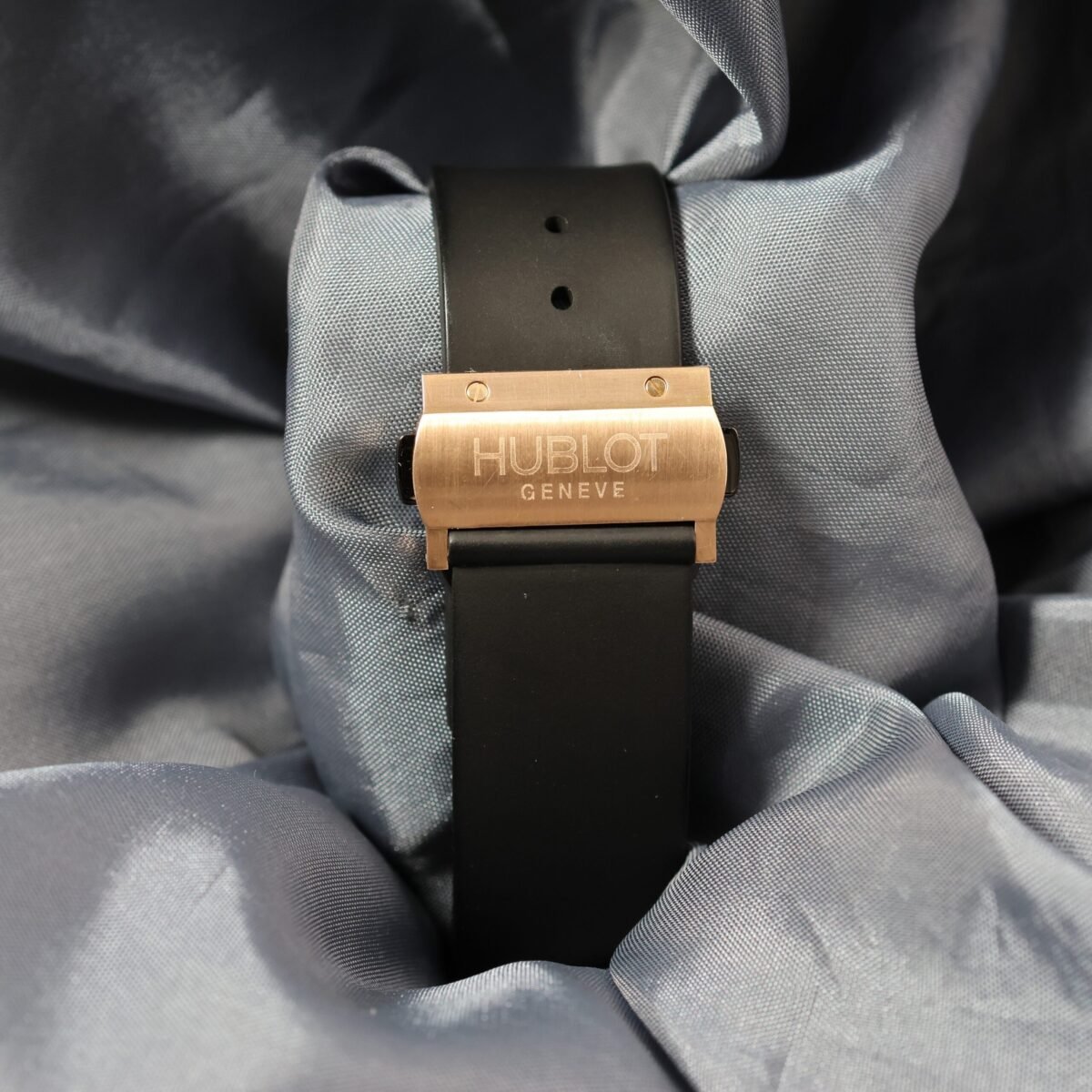 Hublot Classic Tradition Ref. 1915.NE10.8 18k yellow gold clasp detail