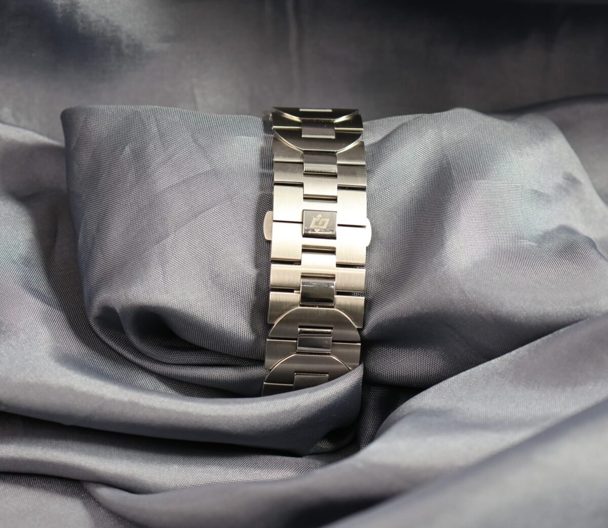 Panerai Luminor 1950 PAM01124 deployant clasp on leather strap