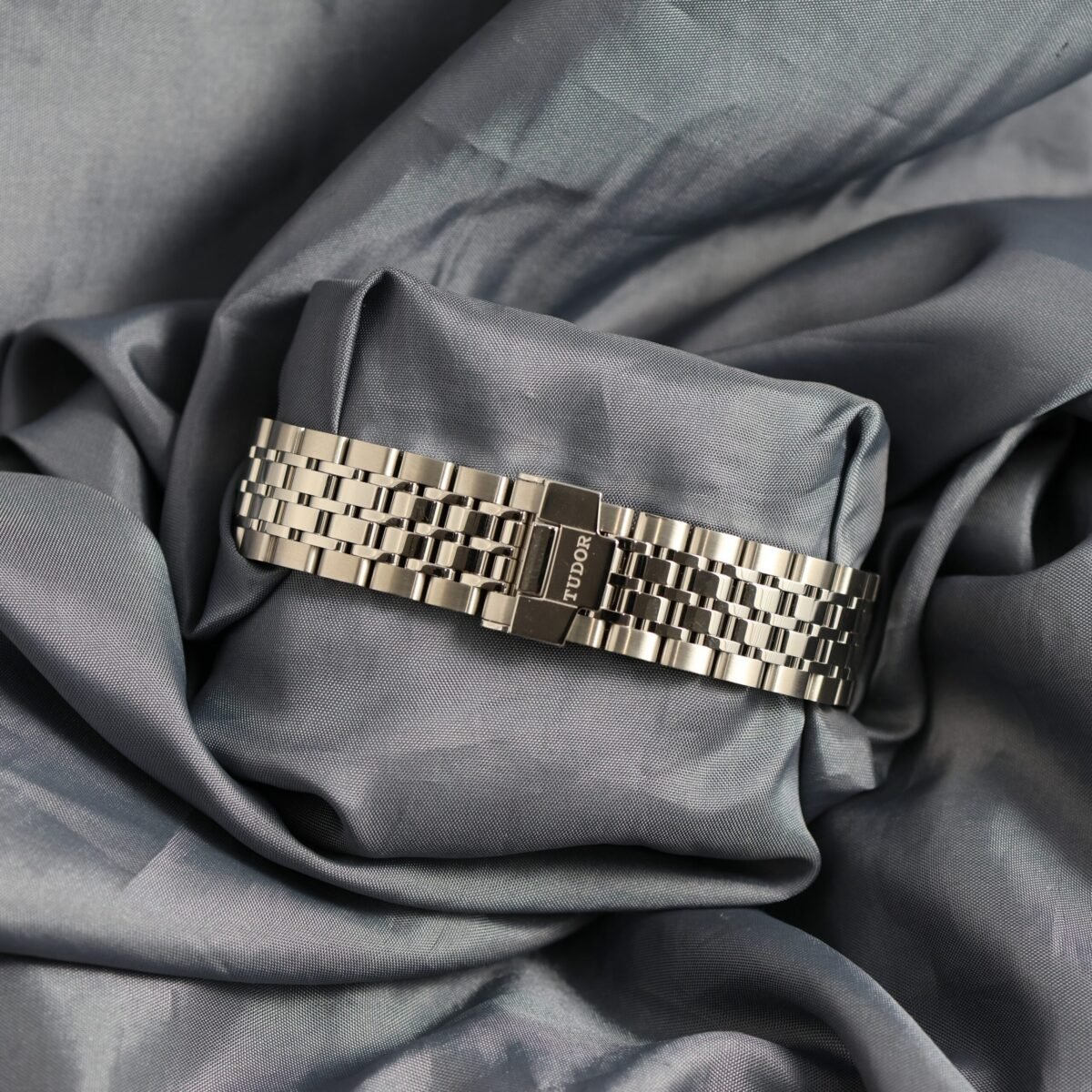 Angled view of the Tudor 1926 Ref. 91560 stainless steel bracelet clasp